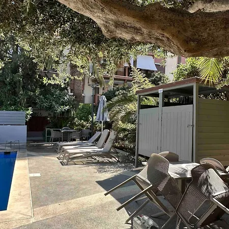 Seaside 2-bdr With A Pool